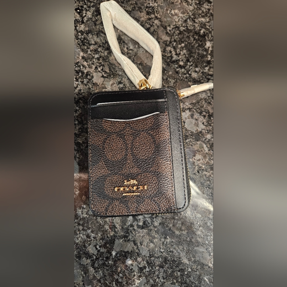 BNWT COACH ZIP CARD CASE
